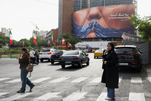 Protiamerick&yacute; billboard s vyobrazen&iacute;m americk&eacute;ho prezidenta Donalda Trumpa a Hormuzsk&eacute;ho prielivu v Teher&aacute;ne. FOTO: Reuters/WANA