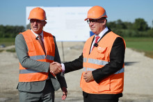 Sprava minister dopravy Jozef R&aacute;ž a prim&aacute;tor &Scaron;ale Jozef Belick&yacute; na stavbe obchvatu &Scaron;ale počas kontrolnej n&aacute;v&scaron;tevy 20. septembra 2025. FOTO:TASR/L. Grinaj