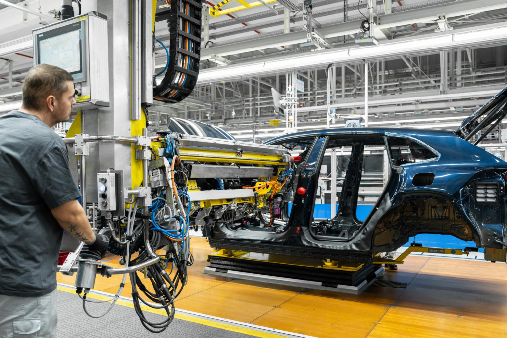 Konflikt na Bl&iacute;zkom v&yacute;chode ohrozuje mili&oacute;ny pracovn&yacute;ch miest. FOTO: Porsche