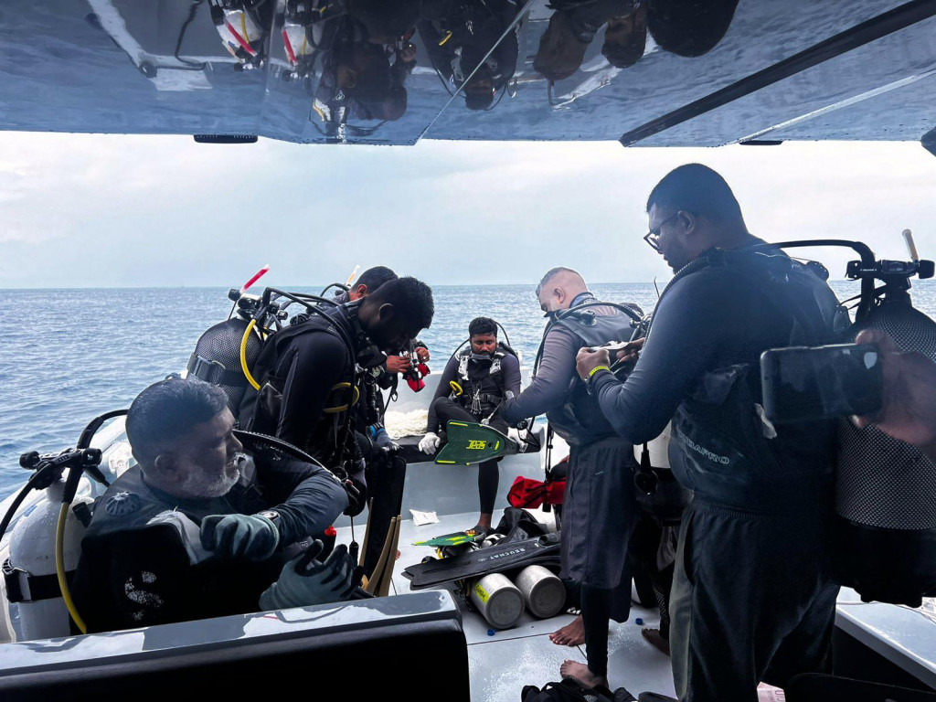 Pot&aacute;pači sa pripravuj&uacute; na p&aacute;tranie po &scaron;tyroch Talianoch neďaleko ostrova Alimatha v atole Vaavu na Maldiv&aacute;ch. FOTO: TASR/AP