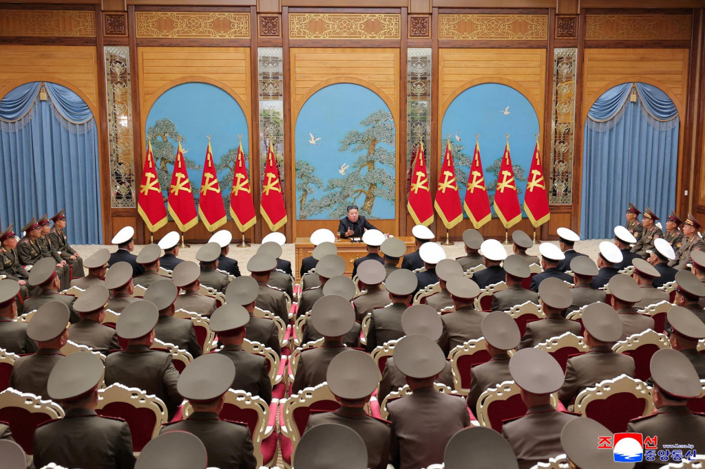 Severok&oacute;rejsk&yacute; vodca Kim Čong-un sa stret&aacute;va s veliteľmi div&iacute;zi&iacute; a brig&aacute;d celej arm&aacute;dy. FOTO: Reuters/KCNA