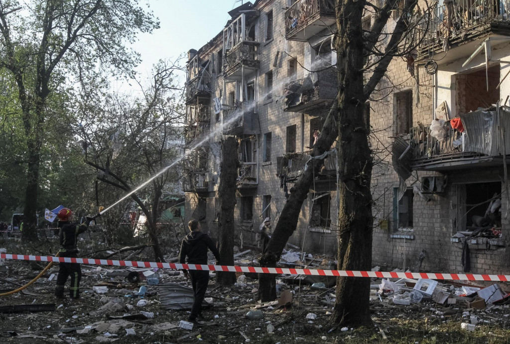 Hasič pracuje na mieste po&scaron;kodenia bytov&eacute;ho domu počas rusk&eacute;ho raketov&eacute;ho &uacute;toku v Dnipre. FOTO: Reuters