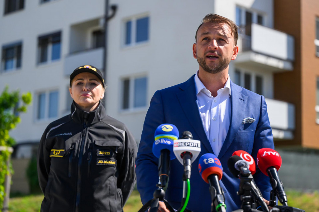 Prezidentka Policajn&eacute;ho zboru Jana Ma&scaron;karov&aacute; a minister vn&uacute;tra Mat&uacute;&scaron; &Scaron;utaj E&scaron;tok. FOTO: TASR/Jaroslav Nov&aacute;k