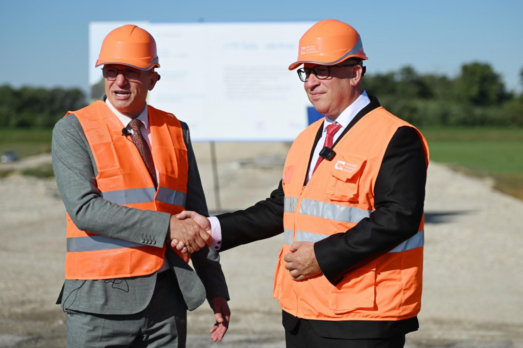 Sprava minister dopravy Jozef R&aacute;ž a prim&aacute;tor &Scaron;ale Jozef Belick&yacute; na stavbe obchvatu &Scaron;ale počas kontrolnej n&aacute;v&scaron;tevy 20. septembra 2025. FOTO:TASR/L. Grinaj