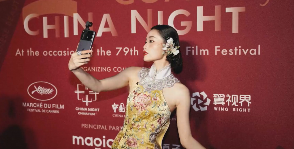 Na festival v Cannes priniesol Honor nov&yacute; Robot Phone. FOTO: Youtube/Pro Tech City