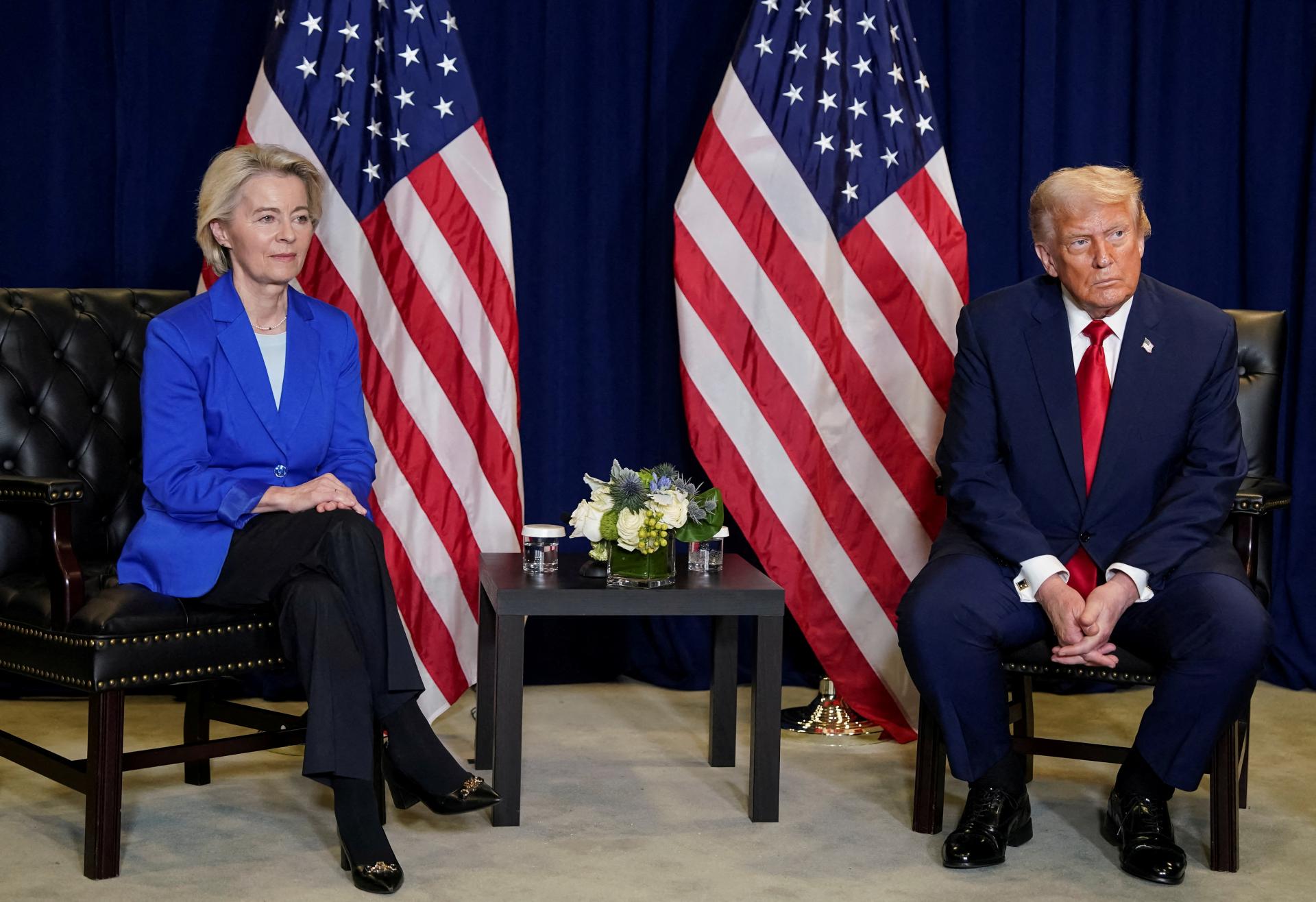 EÚ sa bude snažiť dokončiť obchodnú dohodu s USA, europoslanci chcú poistky