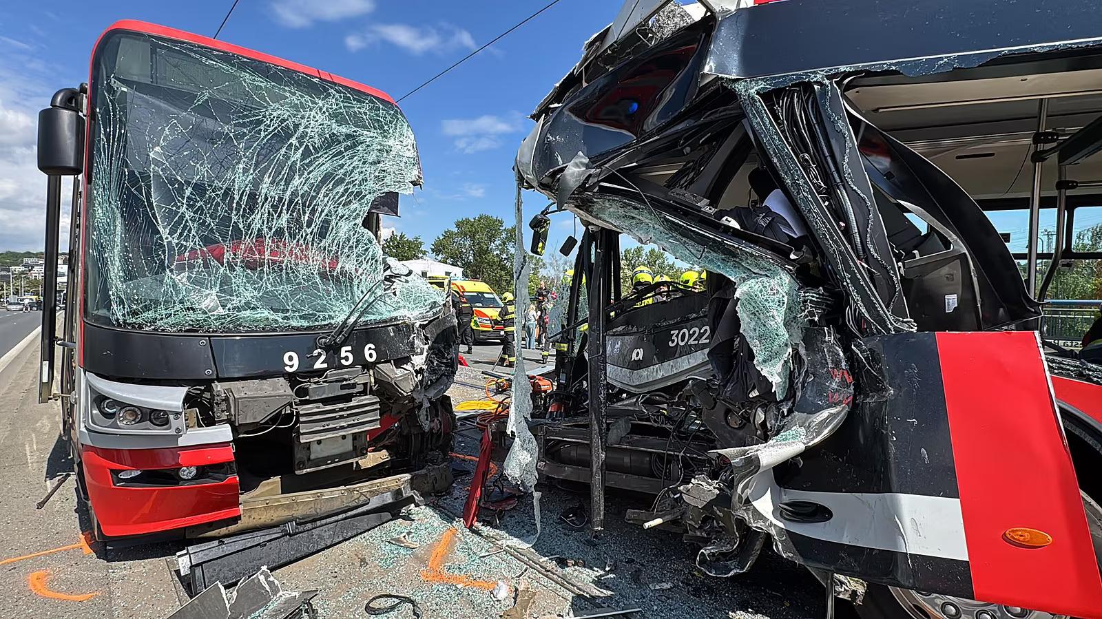Po zrážke autobusu s električkou v Prahe je 15 zranených, aktivovali traumaplán