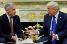 Americk&yacute; prezident Donald Trump a kanadsk&yacute; premi&eacute;r Mark Carney sa stret&aacute;vaj&uacute; v Ov&aacute;lnej pracovni. FOTO: Reuters