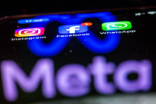 Na arch&iacute;vnej sn&iacute;mke aplik&aacute;cie Instagram, Facebook a WhatsApp na displeji smartf&oacute;nu a v popred&iacute; n&aacute;pis Meta. FOTO: TASR/DPA