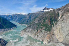 Sn&iacute;mka po zosuve p&ocirc;dy vo fjorde Tracy Arm zobrazuje n&aacute;sledky cunami.