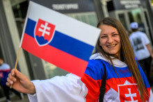 Na sn&iacute;mke slovensk&aacute; fan&uacute;&scaron;ička s vlajkou p&oacute;zuje pred z&aacute;pasom z&aacute;kladnej B-skupiny Taliansko - Slovensko