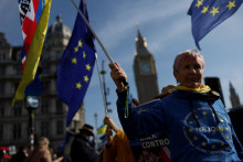 Zač&iacute;naj&uacute; sa objavovať hlasy, ktor&eacute; volaj&uacute; po op&auml;tovnom vstupe Veľkej Brit&aacute;nie do E&Uacute;, a podporuj&uacute; to aj prieskumy verejnej mienky. FOTO: Reuters