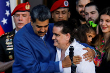 Zosaden&yacute; venezuelsk&yacute; prezident Nicolas Maduro obj&iacute;ma Alexa Saaba, ktor&yacute; bol v USA obvinen&yacute; z podpl&aacute;cania vysokopostaven&yacute;ch predstaviteľov. FOTO: Reuters