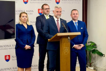 Na sn&iacute;mke poslanci Smeru, v strede podpredseda parlamentu Tibor Ga&scaron;par. FOTO: HN/Akos Cs&eacute;pl&ouml;