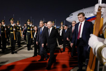 Putinovo lietadlo prist&aacute;lo v Pekingu po 23.00 h miestneho času a priv&iacute;tal ho č&iacute;nsky minister zahraničia Wang I. FOTO: Reuters