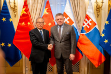 Predseda vl&aacute;dy SR Robert Fico (Smer-SD) prijal na &Uacute;rade vl&aacute;dy SR v Bratislave prv&eacute;ho podpredsedu parlamentu Č&iacute;nskej ľudovej republiky Li Chung-čunga. FOTO: &Uacute;rad vl&aacute;dy SR