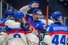 Sprava Mislav Rosandič, kapit&aacute;n Marek Hriv&iacute;k a Filip Me&scaron;&aacute;r sa te&scaron;ia z g&oacute;lu počas z&aacute;pasu z&aacute;kladnej B-skupiny Slovinsko - Slovensko. FOTO: TASR/Veronika Mihalikov&aacute;