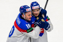 Sprava Patrik Koch a Adam S&yacute;kora sa te&scaron;ia z g&oacute;lu počas z&aacute;pasu z&aacute;kladnej B-skupiny D&aacute;nsko - Slovensko. FOTO: TASR/Veronika Mihalikov&aacute;