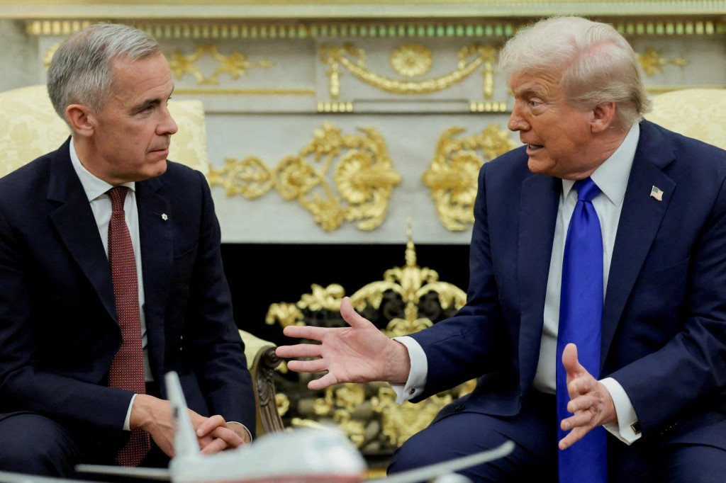 Americk&yacute; prezident Donald Trump a kanadsk&yacute; premi&eacute;r Mark Carney sa stret&aacute;vaj&uacute; v Ov&aacute;lnej pracovni. FOTO: Reuters