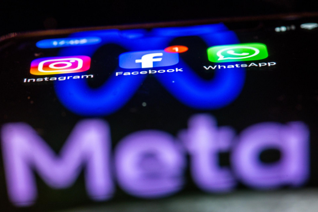 Na arch&iacute;vnej sn&iacute;mke aplik&aacute;cie Instagram, Facebook a WhatsApp na displeji smartf&oacute;nu a v popred&iacute; n&aacute;pis Meta. FOTO: TASR/DPA