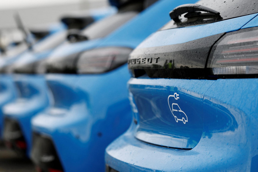 Novovyroben&eacute; vozidl&aacute; Peugeot E-208. FOTO: Reuters