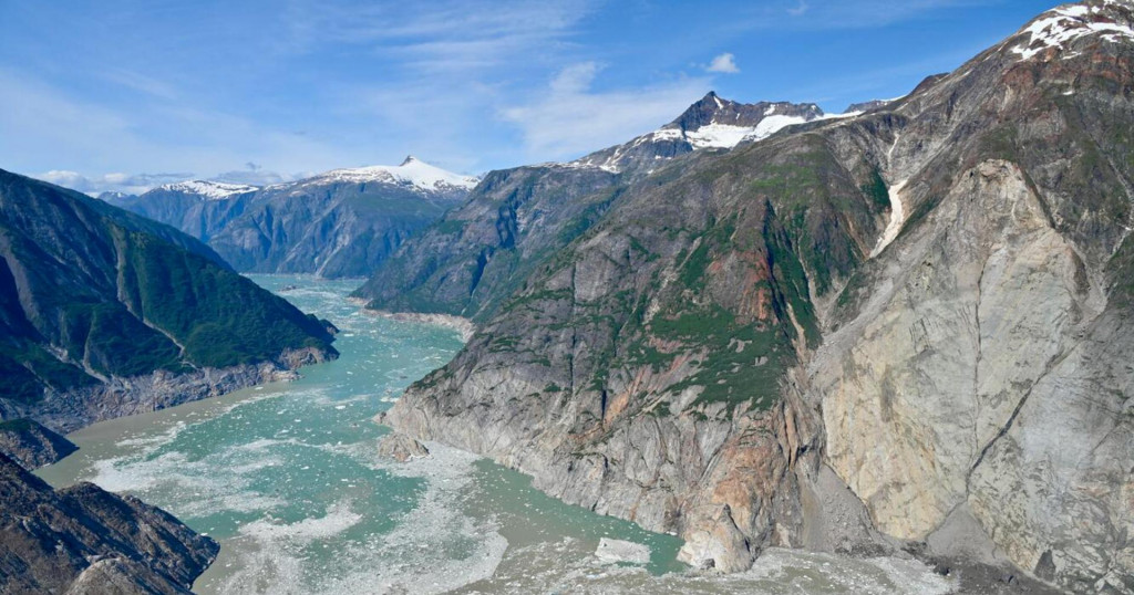 Sn&iacute;mka po zosuve p&ocirc;dy vo fjorde Tracy Arm zobrazuje n&aacute;sledky cunami.