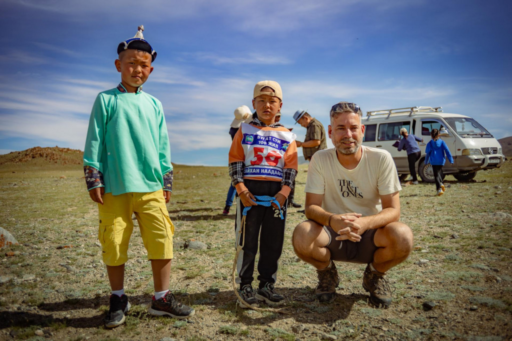 Cestovateľ Martin Navr&aacute;til a Dve tv&aacute;re Mongolska.