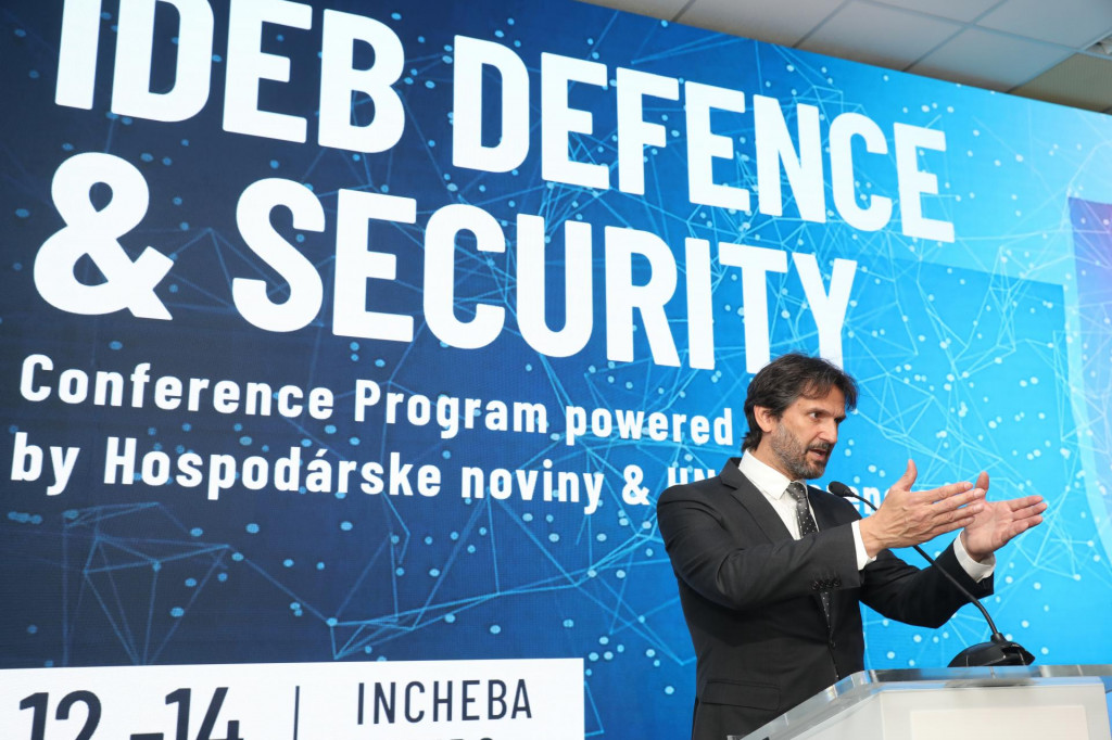 IDEB Defence & Security v Inchebe. Na sn&iacute;mke je minister obrany R&oacute;bert Kaliň&aacute;k. FOTO: HN/Peter Mayer