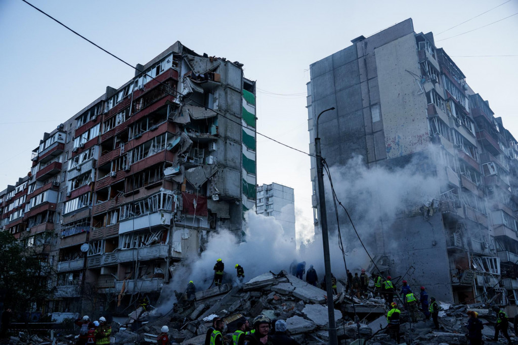 Z&aacute;chran&aacute;ri prehľad&aacute;vaj&uacute; ruiny obytnej budovy, ktor&uacute; zasiahol &uacute;tok ruskej arm&aacute;dy v ukrajinskej metropole Kyjev vo &scaron;tvrtok 14. m&aacute;ja 2026. FOTO: TASR/AP