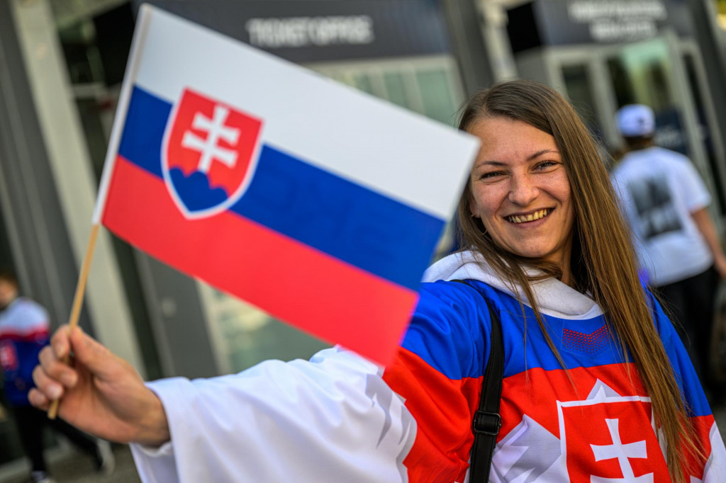 Na sn&iacute;mke slovensk&aacute; fan&uacute;&scaron;ička s vlajkou p&oacute;zuje pred z&aacute;pasom z&aacute;kladnej B-skupiny Taliansko - Slovensko