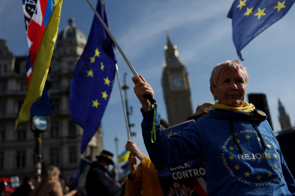 Zač&iacute;naj&uacute; sa objavovať hlasy, ktor&eacute; volaj&uacute; po op&auml;tovnom vstupe Veľkej Brit&aacute;nie do E&Uacute;, a podporuj&uacute; to aj prieskumy verejnej mienky. FOTO: Reuters
