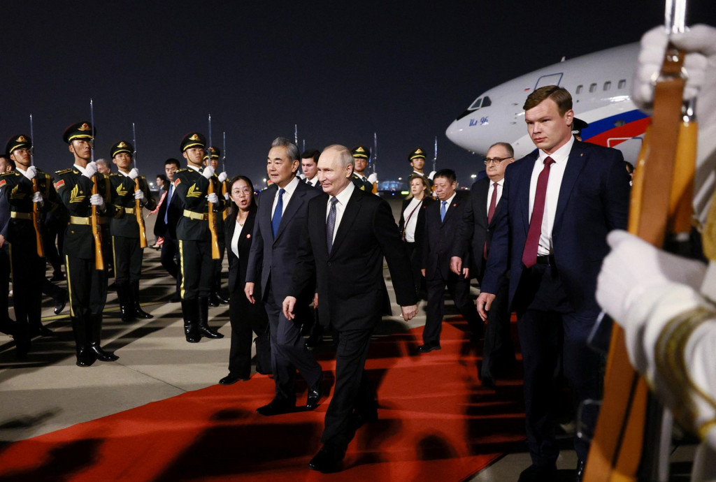 Putinovo lietadlo prist&aacute;lo v Pekingu po 23.00 h miestneho času a priv&iacute;tal ho č&iacute;nsky minister zahraničia Wang I. FOTO: Reuters