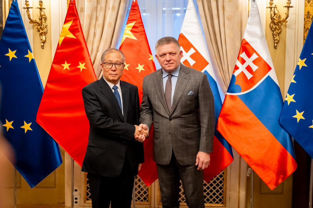 Predseda vl&aacute;dy SR Robert Fico (Smer-SD) prijal na &Uacute;rade vl&aacute;dy SR v Bratislave prv&eacute;ho podpredsedu parlamentu Č&iacute;nskej ľudovej republiky Li Chung-čunga. FOTO: &Uacute;rad vl&aacute;dy SR