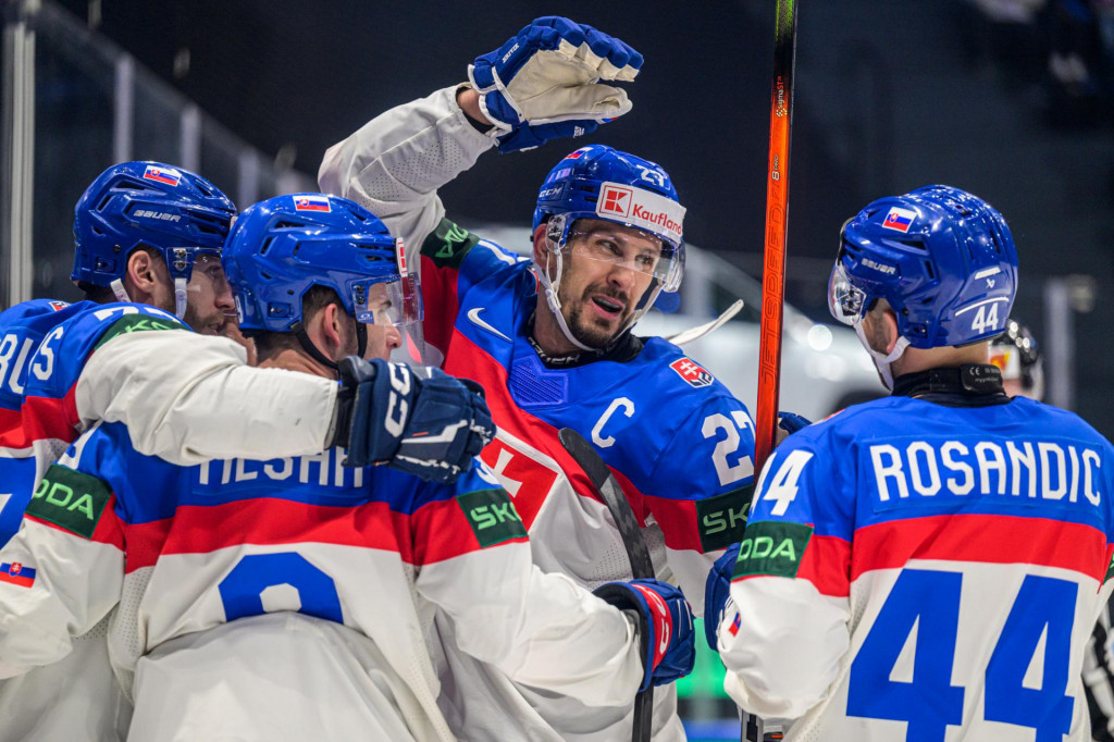 Sprava Mislav Rosandič, kapit&aacute;n Marek Hriv&iacute;k a Filip Me&scaron;&aacute;r sa te&scaron;ia z g&oacute;lu počas z&aacute;pasu z&aacute;kladnej B-skupiny Slovinsko - Slovensko. FOTO: TASR/Veronika Mihalikov&aacute;