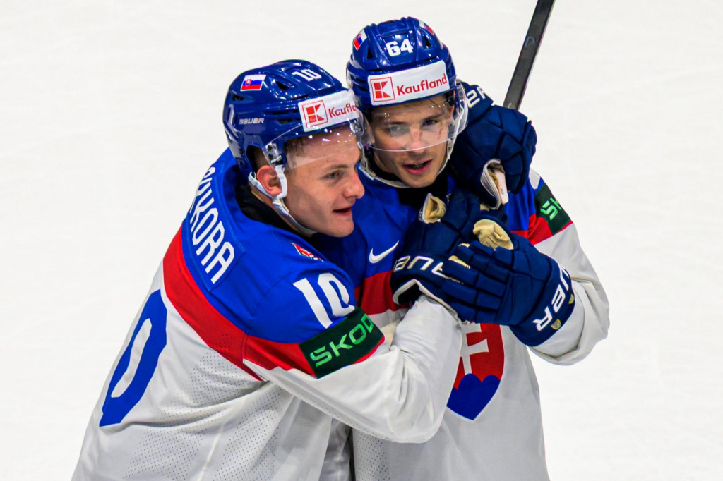 Sprava Patrik Koch a Adam S&yacute;kora sa te&scaron;ia z g&oacute;lu počas z&aacute;pasu z&aacute;kladnej B-skupiny D&aacute;nsko - Slovensko. FOTO: TASR/Veronika Mihalikov&aacute;