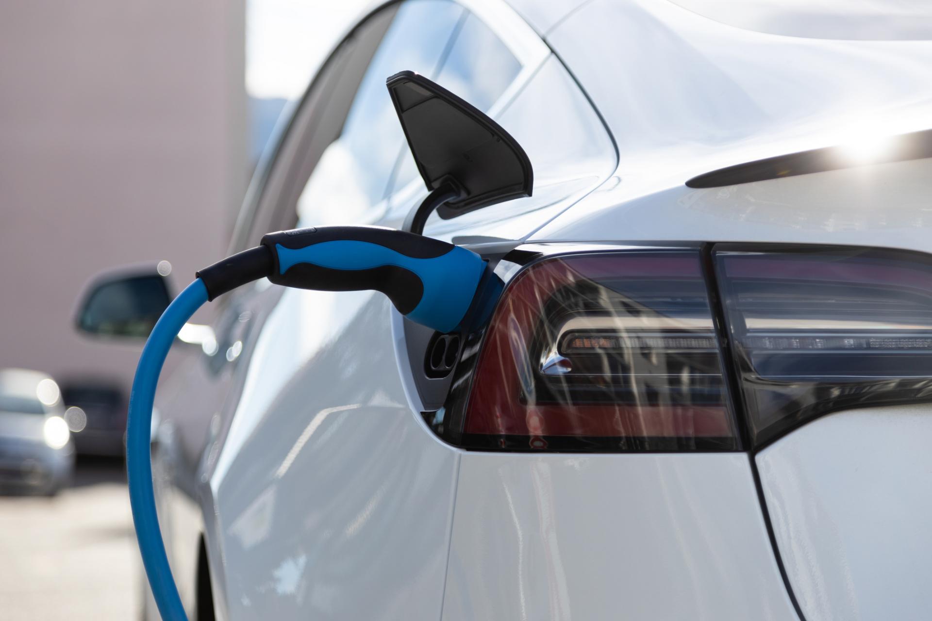 Elektromobily dus&iacute; ich neust&aacute;le zlep&scaron;ovanie. Technick&yacute; v&yacute;voj ide pr&iacute;li&scaron; r&yacute;chlo