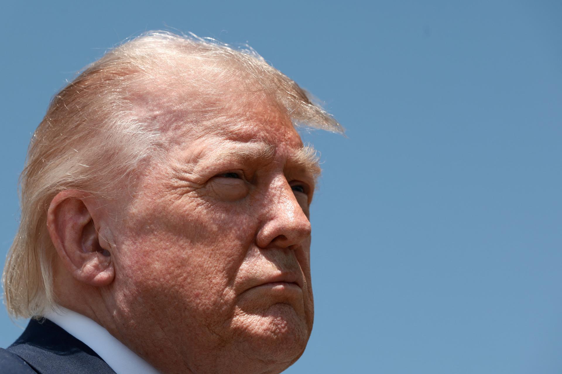 Policajti, ktorí chránili Kapitol, podali žalobu. Chcú zablokovať fond na ochranu Trumpových spojencov