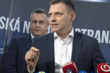 Enviro&scaron;&eacute;f Tom&aacute;&scaron; Taraba a podpredseda pl&eacute;na Andrej Danko. FOTO: TASR/M. Baumann