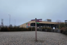 Cel&yacute; komplex vo Voderadoch k&uacute;pila firma Voderady Property v roku 2021 za sumu rovn&yacute;ch p&auml;ť mili&oacute;nov eur a o &scaron;tyri roky nesk&ocirc;r ho &scaron;t&aacute;tu predala za 17 mili&oacute;nov eur. FOTO: YouTube/Ivan Donoval