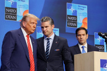 Prezident USA Donald Trump, minister obrany USA Pete Hegseth a minister zahraničn&yacute;ch vec&iacute; USA Marco Rubio. FOTO: Reuters