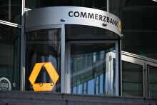Vchod do nemeck&eacute;ho peňažn&eacute;ho &uacute;stavu Commerzbank vo Frankfurte nad Mohanom. FOTO: TASR/AP