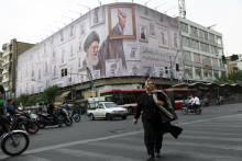 Billboard s obr&aacute;zkom zosnul&eacute;ho ir&aacute;nskeho najvy&scaron;&scaron;ieho vodcu ajatoll&aacute;ha Al&iacute;ho Chamene&iacute;ho v Teher&aacute;ne. FOTO: Reuters/WANA