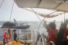 K aktivistom na palube lode Global Sumud Flotilla sa bl&iacute;ži loď izraelsk&yacute;ch s&iacute;l. FOTO: TASR/AP