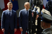 Poľsk&yacute; premi&eacute;r Donald Tusk a maďarsk&yacute; premi&eacute;r P&eacute;ter Magyar. FOTO: Reuters