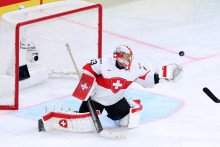 &Scaron;vajčiarsky hokejov&yacute; brank&aacute;r Leonardo Genoni. FOTO: Reuters