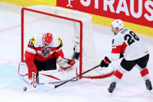 &Scaron;vajčiar Timo Meier a Rak&uacute;&scaron;an Florian Vorauer. FOTO: Reuters