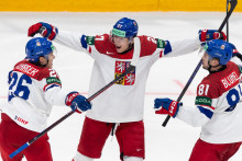 Hr&aacute;či Česka Matěj Bl&uuml;mel (vpravo) a Jiř&iacute; Tich&aacute;ček (vľavo) sa te&scaron;ia z g&oacute;lu, ktor&yacute; strelil ich spoluhr&aacute;č Marek Alscher (uprostred) počas z&aacute;pasu z&aacute;kladnej B-skupiny Česko - Taliansko na 89. majstrovstv&aacute;ch sveta v ľadovom hokeji vo &scaron;vajčiarskom Fribourgu. FOTO: TASR/AP