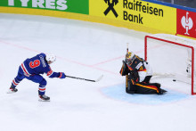 Ryan Leonard z USA a Philipp Grubauer z Nemecka. FOTO: Reuters
