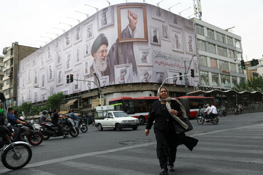 Billboard s obr&aacute;zkom zosnul&eacute;ho ir&aacute;nskeho najvy&scaron;&scaron;ieho vodcu ajatoll&aacute;ha Al&iacute;ho Chamene&iacute;ho v Teher&aacute;ne. FOTO: Reuters/WANA