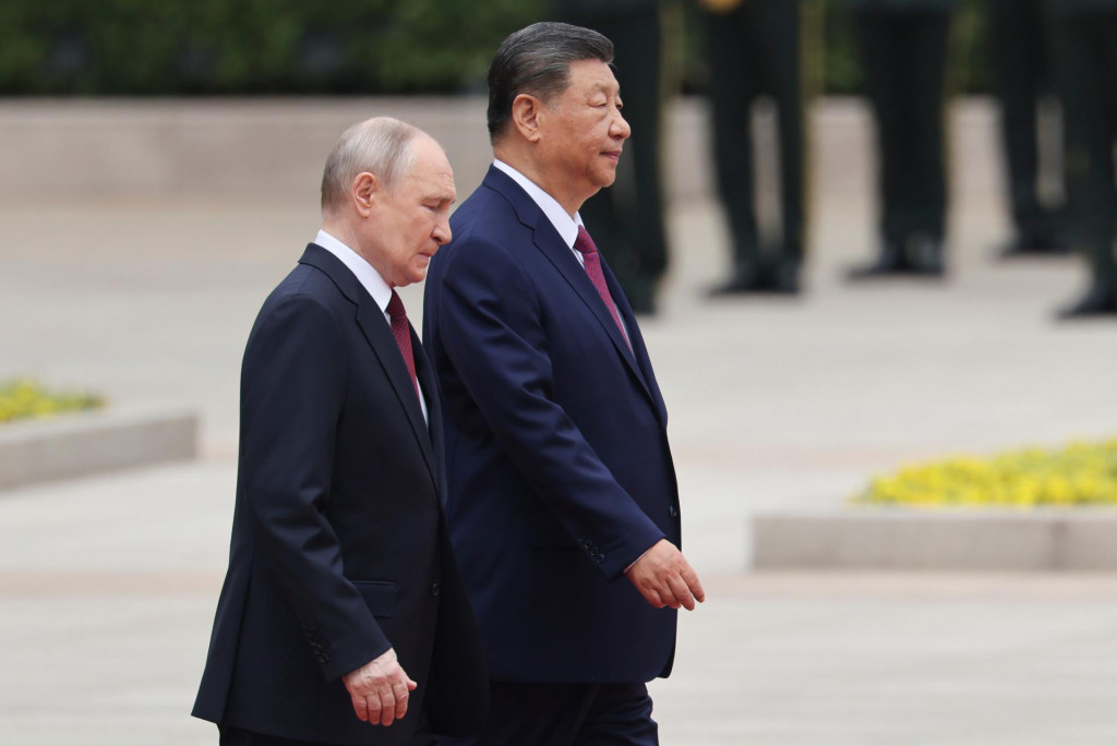 Rusk&yacute; prezident Vladimir Putin a jeho č&iacute;nsky n&aacute;protivok Si Ťin-pching počas uv&iacute;tacej cerem&oacute;nie v Pekingu v stredu 20. m&aacute;ja 2026. FOTO: TASR/AP